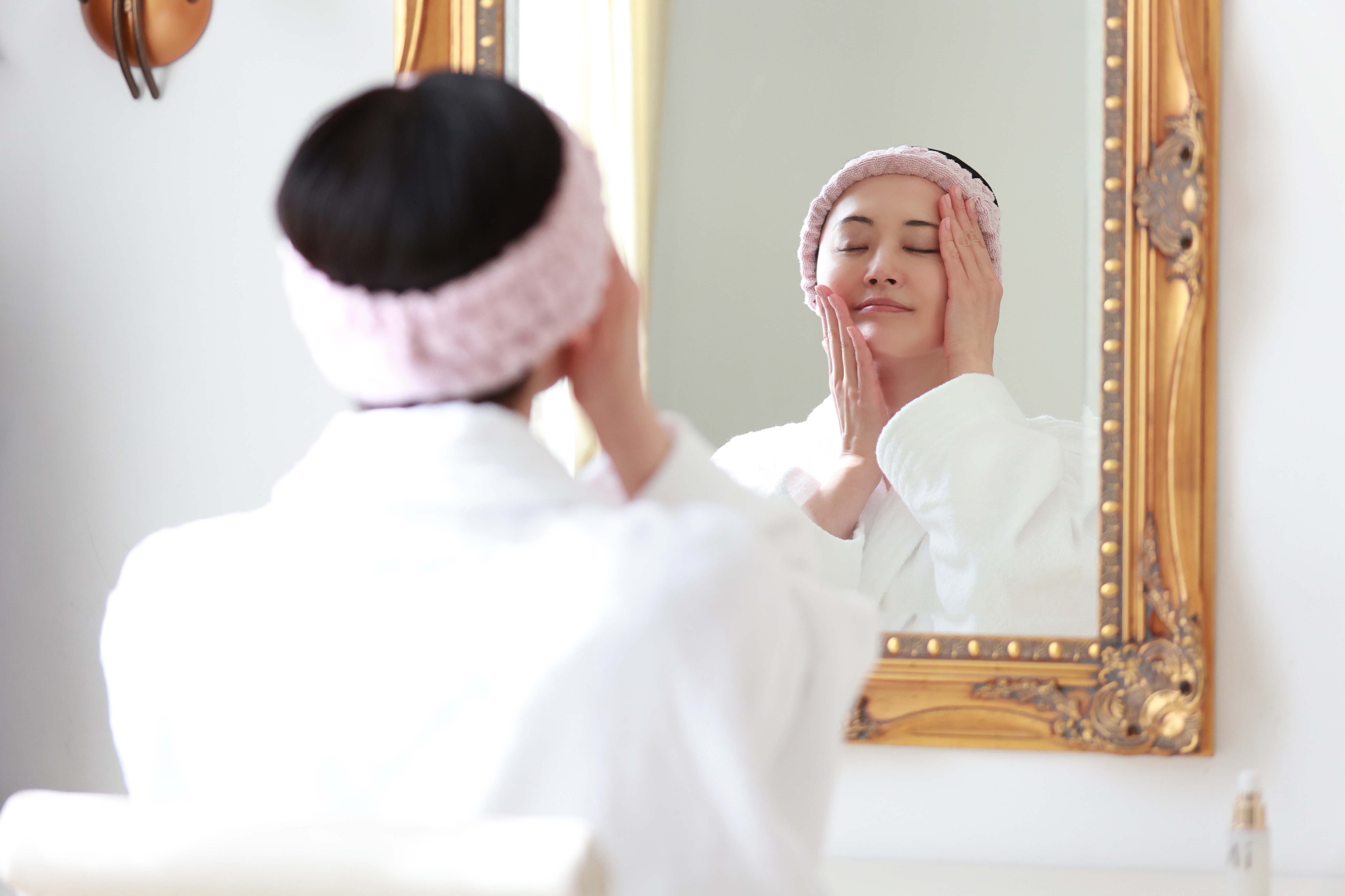 スキンケアをする女性