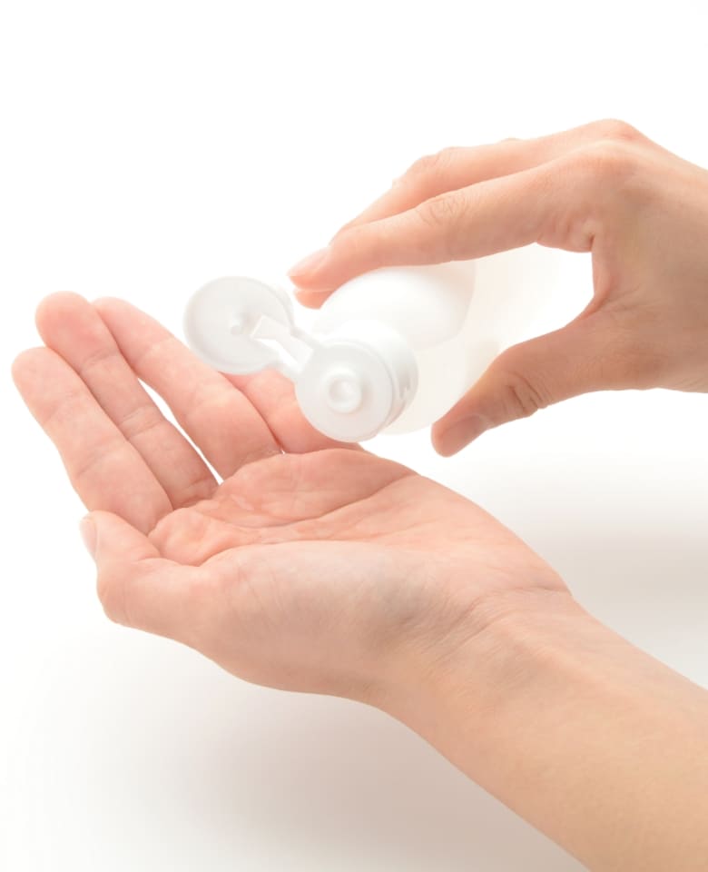 スキンケアをする女性の写真